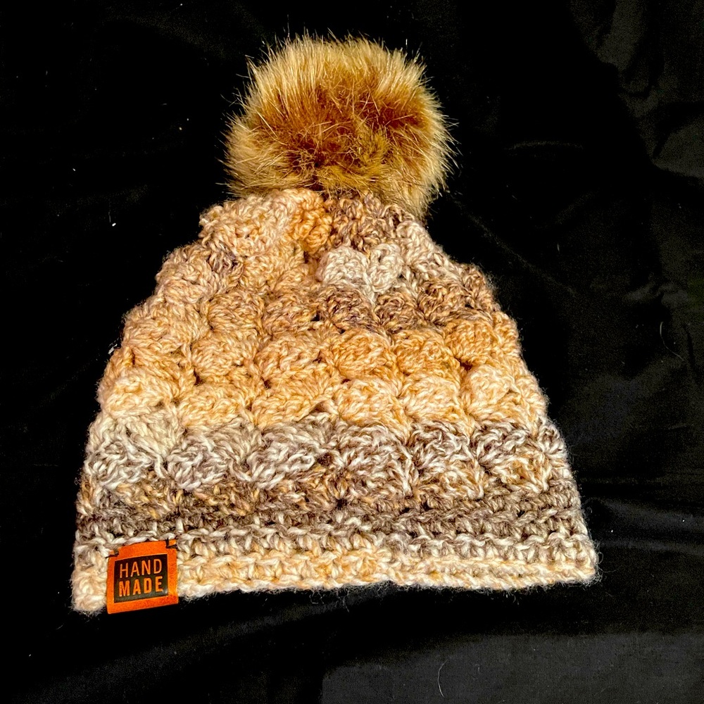 Slouch beanie w/flower and fur pom